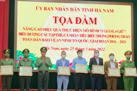 Đại diện lãnh đạo Bộ Công an trao Bằng khen của Bộ cho các tập thể, cá nhân có thành tích xuất sắc.