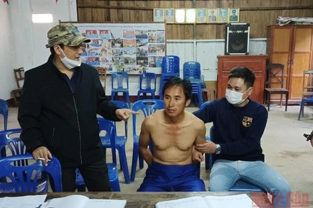 Đối tượng Sùng A Dua bị lực lượng chức năng bắt giữ khi trốn tại Lào. 