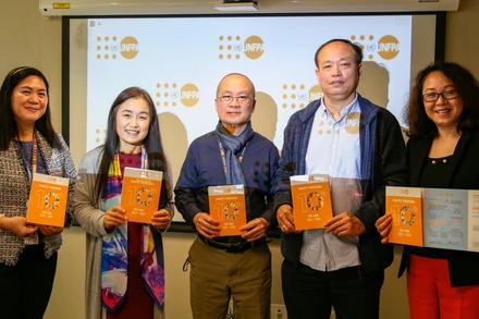 Các đại biểu cầm trên tay tờ thông tin Chương trình Quốc gia lần thứ 10 dành cho Việt Nam, giai đoạn 2022-2026. (Ảnh: UNFPA)