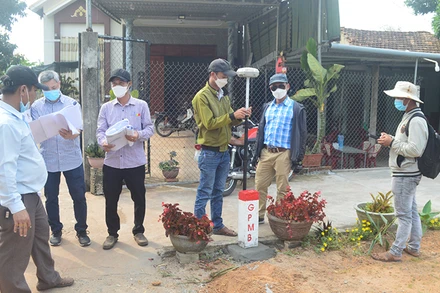 Ban Quản lý dự án 2 bàn giao cột mốc giới giải phóng mặt bằng dự án thành phần cao tốc Quảng Ngãi-Hoài Nhơn cho huyện Tư Nghĩa. 