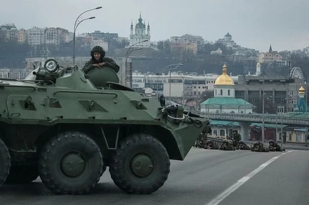 Lực lượng Vệ binh quốc gia Ukraine vào vị trí ở trung tâm Kiev, Ukraine, ngày 25/2/2022. Ảnh: REUTERS