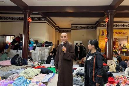 Thầy Thích Trung Đạt, trị sự chùa Nhân Hòa, liên tục hỏi thăm tình hình sức khỏe và nhu cầu của bà con.