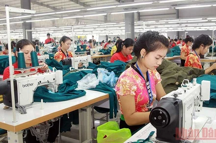 Lao động nữ người dân tộc thiểu số tham gia làm việc tại Cụm công nghiệp tỉnh Sơn La. (Ảnh: QUỐC TUẤN)