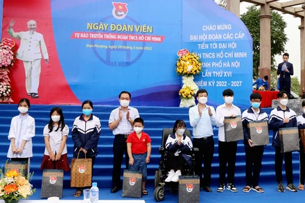 Đại diện lãnh đạo chính quyền địa phương và các đơn vị liên quan trao quà tặng học sinh có hoàn cảnh khó khăn trong khuôn khổ “Ngày đoàn viên” năm 2022.