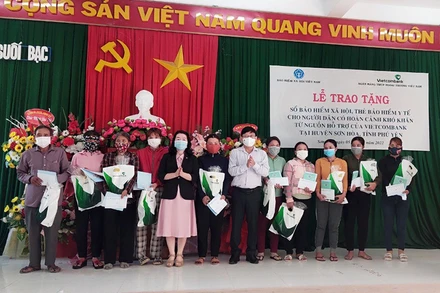 Trao tặng sổ bảo hiểm xã hội và thẻ bảo hiểm y tế cho người dân có hoàn cảnh khó khăn tại huyện Sơn Hòa, tỉnh Phú Yên.