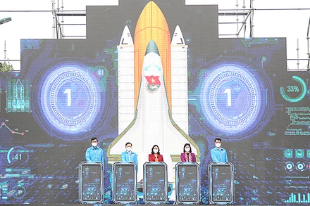 Các đồng chí đại diện lãnh đạo Đảng, Nhà nước, Trung ương Đoàn ấn nút khởi động Tháng Thanh niên năm 2022.