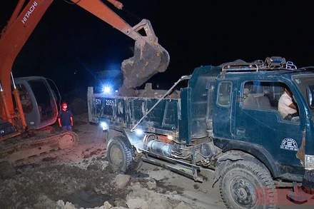 Các đối tượng khai thác đất trái phép bị bắt giữ.