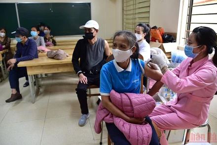 Tiêm vaccine ngừa Covid-19 cho người dân Hà Nội. (Ảnh: THÀNH ĐẠT)