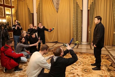 Cố vấn Tổng thống Ukraine Mykhailo Podolyak phát biểu sau cuộc hội đàm với phái đoàn Nga tại khu vực Gomel, Belarus, ngày 28/2/2022. (Ảnh: BelTA/Reuters)