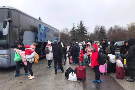 Đón công dân Việt Nam từ Ukraine sơ tán sang Romania. (Ảnh: TTXVN)