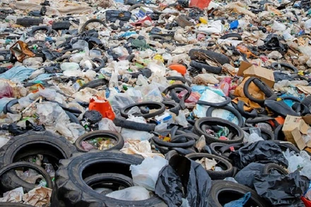 Sự yếu kém trong xử lý rác thải nguy hại có thể gây ra các vấn đề về môi trường và sức khỏe. (Ảnh minh họa: Internet)