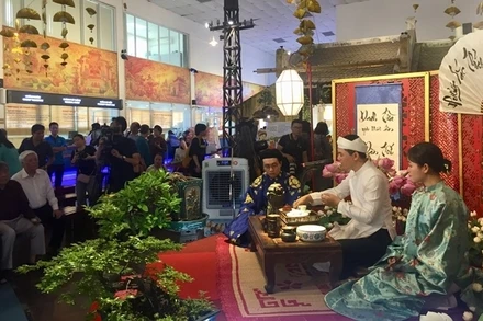 Trình diễn nghệ thuật pha trà và giới thiệu các nét văn hóa trong Tết Đoan Ngọ ở Hoàng thành Thăng Long.