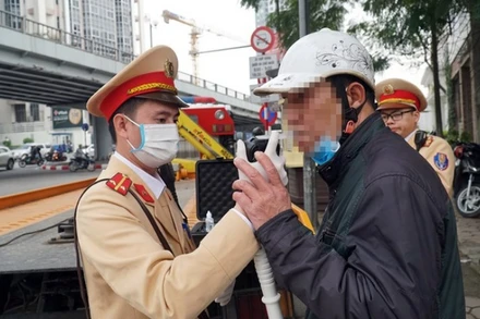 Cảnh sát giao thông Hà Nội tích cực thực hiện việc chia sẻ thông tin lên Cổng Dịch vụ công quốc gia, nhằm giúp người vi phạm giao thông nộp phạt trực tuyến.