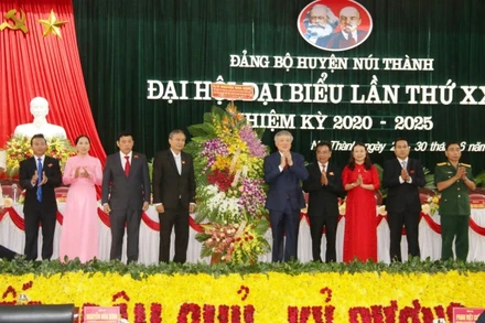 Đồng chí Nguyễn Hòa Bình tặng hoa chúc mừng đại hội.