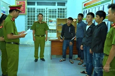 Cơ quan cảnh sát điều tra Công an TP Buôn Ma Thuột đọc lệnh bắt giam các đối tượng tham gia vụ hỗn chiến.