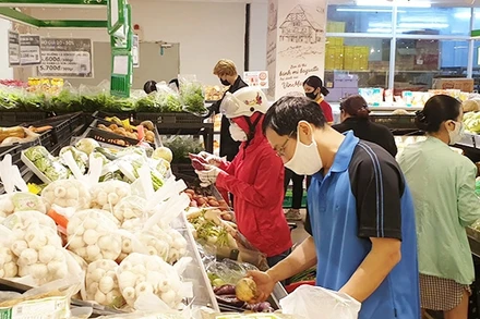 Trong thời gian qua, nguồn cung cấp hàng hóa phục vụ nhân dân luôn được bảo đảm. Ảnh: LAM ANH