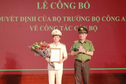 Thứ trưởng Nguyễn Văn Thành, trao Quyết định của Bộ Công an cho Đại tá Thái Hồng Công.