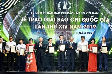 Thủ tướng Nguyễn Xuân Phúc và đồng chí Trần Quốc Vượng, Ủy viên Bộ Chính trị, Thường trực Ban Bí thư trao giải A cho các tác giả, nhóm tác giả có tác phẩm đoạt giải. Ảnh: TRẦN HẢI