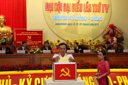 Các đại biểu bỏ phiếu bầu Ban Chấp hành Đảng bộ nhiệm kỳ IV.