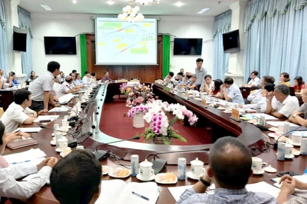 Thứ trưởng Nguyễn Nhật làm việc tại UBND tỉnh Vĩnh Long. 