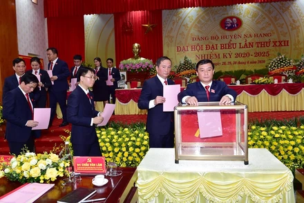 Đại biểu bầu Ban Chấp hành Đảng bộ huyện Na Hang khóa XXII, nhiệm kỳ 2020-2025.