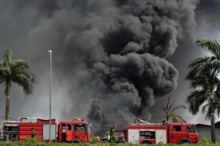 Lực lượng cảnh sát PCCC khẩn trương được huy động đến hiện trường dập lửa.