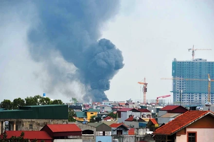 Lửa bùng phát mạnh, cột khói đen bốc cao tại hiện trường vụ cháy.