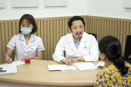 BS Mai Văn Sâm khám và tư vấn cho người bệnh.