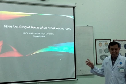 Bác sĩ CKII Ngô Văn Hồng thông tin ca bệnh rò động mạch cứng xoang hang sáng nay.