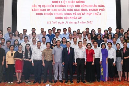 Chủ tịch Quốc hội Vương Đình Huệ cùng các đồng chí lãnh đạo Quốc hội với các đại biểu dự buổi gặp mặt. (Ảnh: DUY LINH) 