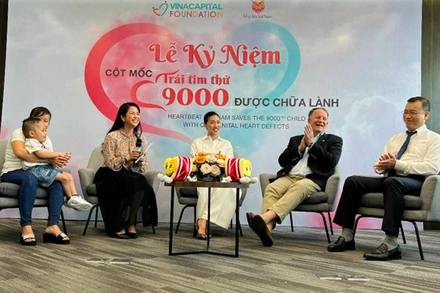 Bé Thành Danh, trẻ em thứ 9.000 được phẫu thuật, điều trị tim miễn phí thành công và các khách mời giao lưu tại chương trình.