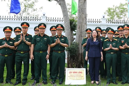 Phó Chủ tịch nước Võ Thị Ánh Xuân trồng cây lưu niệm tại Binh đoàn 12.