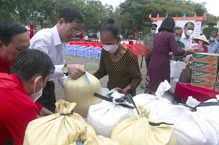 Người dân được phát phiếu đi chợ “0 đồng”.