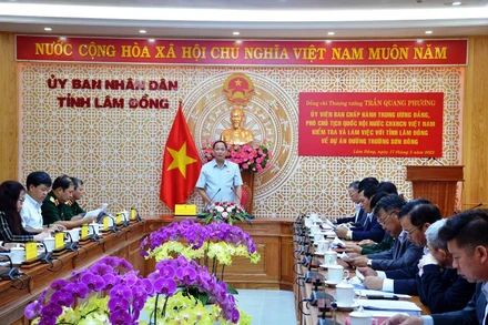 Phó Chủ tịch Quốc hội Trần Quang Phương phát biểu ý kiến tại buổi làm việc.