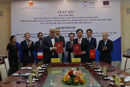 Lễ ký biên bản hợp tác về phát triển đô thị bền vững thích ứng biến đổi khí hậu giữa Bộ Xây dựng và AFD.