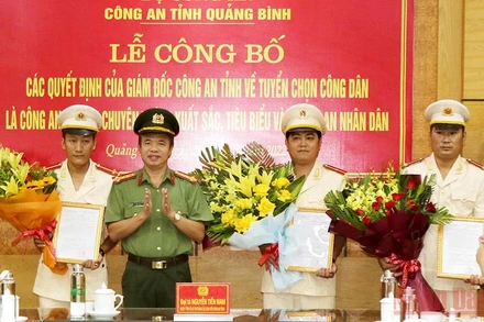 Đại tá Nguyễn Tiến Nam, Giám đốc Công an Quảng Bình, trao quyết định tuyển dụng vào công an nhân dân cho các cá nhân xuất sắc, tiêu biểu.