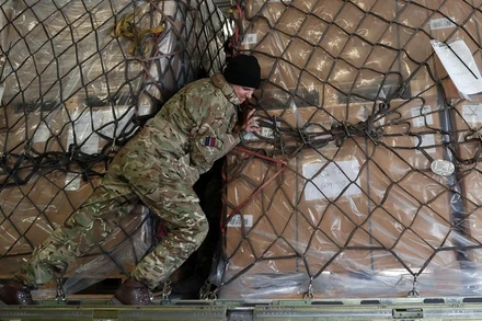 Bốc dỡ lô hàng trong gói hỗ trợ an ninh của Anh cho Ukraine tại Sân bay quốc tế Boryspil, Kiev, Ukraine, ngày 9/2/2022. (Ảnh: Reuters)