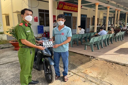 Người dân bấm biển kiểm soát mô-tô đầu tiên tại xã Chà Là, huyện Dương Minh Châu, tỉnh Tây Ninh.