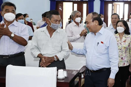 Chủ tịch nước Nguyễn Xuân Phúc với cử tri tham dự hội nghị. (Ảnh: TTXVN)