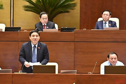 Chủ nhiệm Ủy ban Văn hóa, Giáo dục của Quốc hội Nguyễn Đắc Vinh phát biểu tại phiên thảo luận của Quốc hội chiều 25/5. (Ảnh: KHOA LINH)