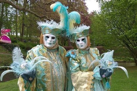 Lễ hội hóa trang tại Bỉ trở lại sau 2 năm vắng bóng vì Covid-19. (Nguồn: rtbf.be/TTXVN)