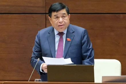 Bộ trưởng Kế hoạch và Đầu tư Nguyễn Chí Dũng phát biểu tại hội trường, chiều 30/5. (Ảnh: quochoi.vn)