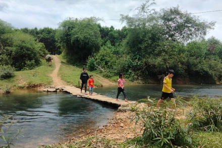 Nhiều đường giao thông trục thôn, đường dân sinh ở Hương Khê đang được xây dựng sơ sài, tạm bợ.