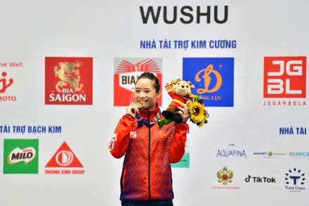 Dương Thúy Vi hoàn thành xuất sắc nhiệm vụ khi giành Huy chương Vàng nội dung Kiếm thuật nữ.