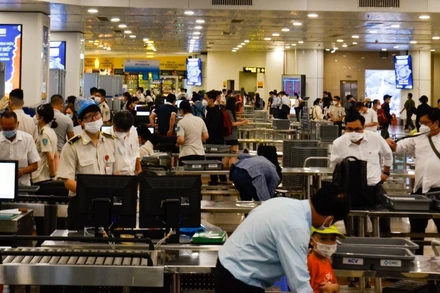 Hành khách làm thủ tục tại sân bay Nội Bài.