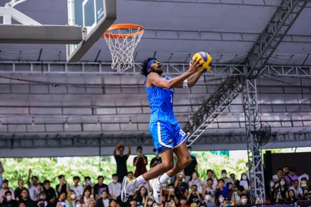 Alonzo Stanford trở thành nhà vô địch đầu tiên của cuộc thi úp rổ. (Ảnh: VBA)