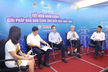 Các chuyên gia bàn về các giải pháp bảo đảm cung ứng điện mùa nắng nóng.