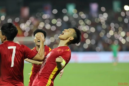 Hùng Dũng cùng đồng đội ăn mừng bàn mở tỷ số. (Ảnh: Khiếu Minh)