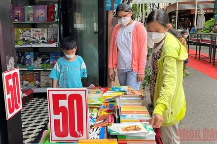 Nhiều phụ huynh dẫn con đến Đường Sách để tìm mua sách mới.