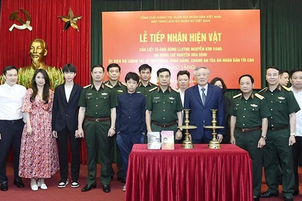 Lễ tiếp nhận hiện vật. (Ảnh: Báo điện tử Chính phủ)